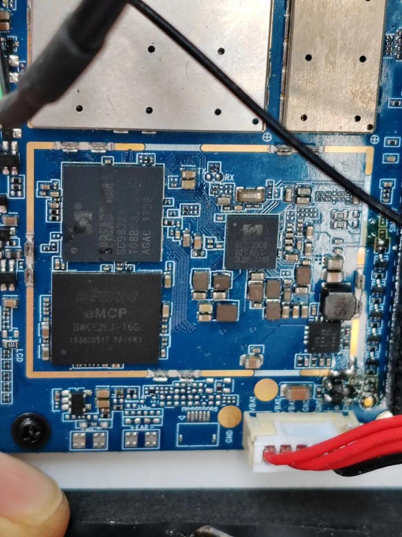 集成電路板圖片，集成電路板和芯片的區別